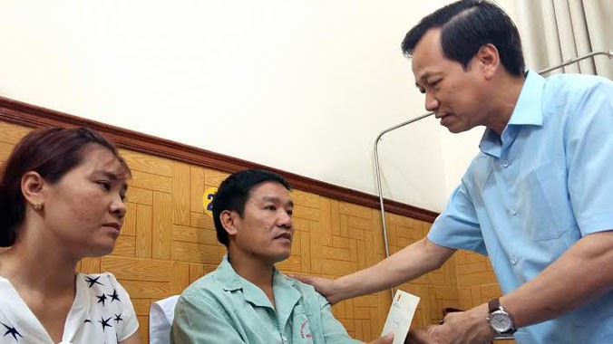 Bộ trưởng Đào Ngọc Dung thăm hỏi Thiếu tá, phi công Nguyễn Hữu Cường tại Bệnh viện 108.