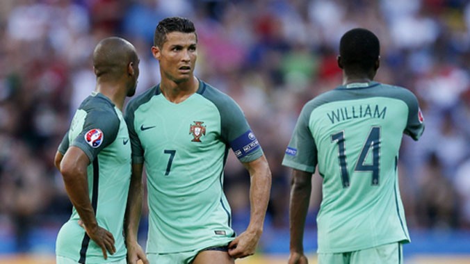 Ronaldo (giữa) cần nhiều hơn sự chia sẻ từ các đồng đội. Ảnh: Reuters.