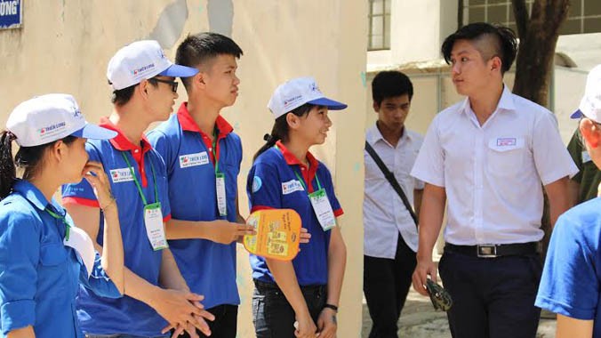 Khoảng 9h45, điểm thi trường THPT Phan Chu Trinh đã mở cửa để những thí sinh hoàn thành bài thi đầu tiên ra về. Ảnh: Giang Thanh.