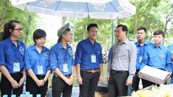 Anh Lê Quốc Phong thăm hỏi, động viên sinh viên tình nguyện.