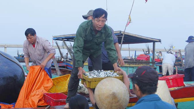 Người dân xã Cẩm Nhượng (Cẩm Xuyên) và Thạch Kim (Lộc Hà) trở lại bám biển, ổn định đánh bắt, sản xuất.