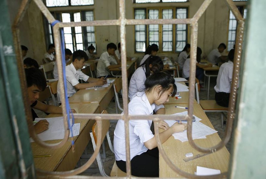Thí sinh làm bài thi môn Toán sáng nay tại trường THPT Quang Minh, huyện Mê Linh (Hà Nội). Ảnh: Như Ý