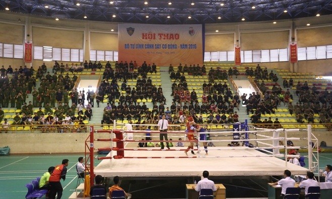 Chiều 1/7, tại Hà Nội, Bộ Tư lệnh Cảnh sát Cơ động (Bộ Công an) tổ chức giải thi đấu bộ môn võ thuật ứng dụng. Vòng chung kết có 4 cặp đấu ở các hạng cân.