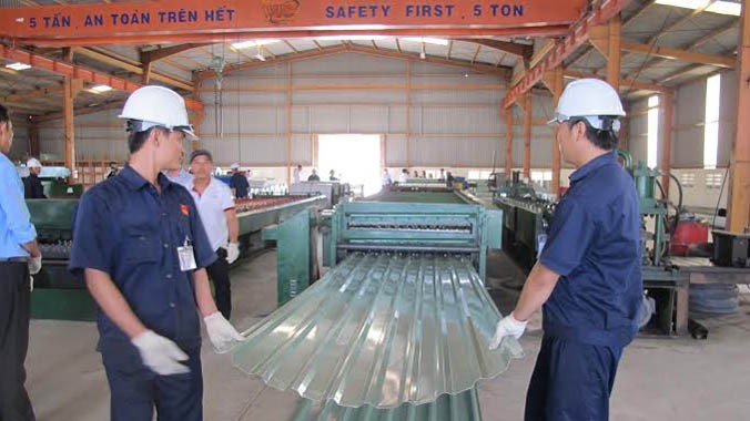 Ngành sản xuất tôn thép trong nước đang đối mặt với hàng tôn giá rẻ nhập khẩu ồ ạt từ Trung Quốc.