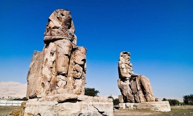 Memnon là cặp tượng đá khổng lồ nằm ở bờ tây sông Nile, đối diện thành phố hiện đại bậc nhất Ai Cập – Luxor. Hai pho tượng cao khoảng 18 m, được cho là đại diện Pharaoh Amenhotep III, người trị vì Ai Cập 3.400 năm trước. Ảnh: Dan Kit.