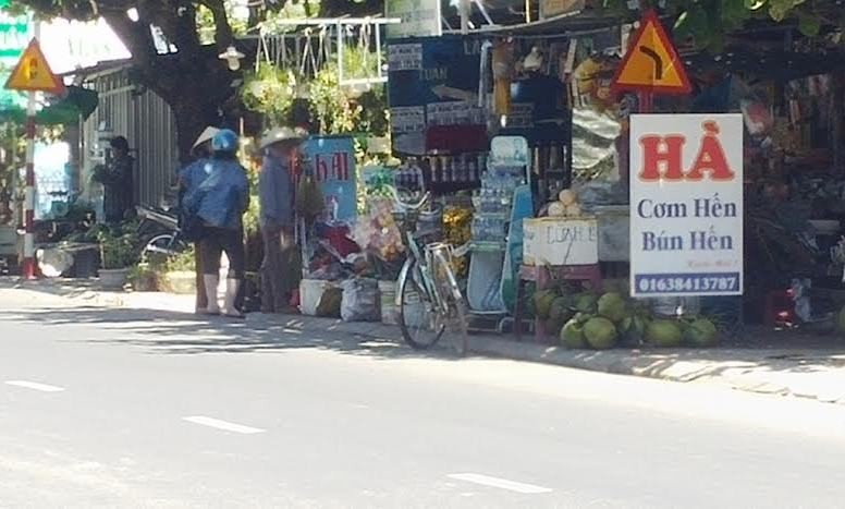Các biển báo an toàn giao thông Quốc lộ 49 qua phường Thủy Xuân (Huế) bị “quây” kín bởi các điểm tạp hóa, tiệm hoa kiểng, biển hiệu. 