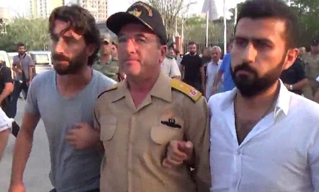 Tướng Erdal Ozturk bị bắt với cáo buộc phản quốc. (Ảnh: Daily Mail).