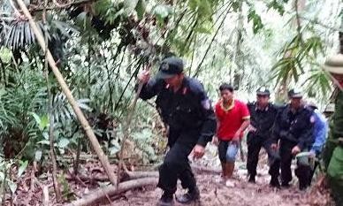 Tổ điều tra đưa đối tượng bị bắt trong vụ phá rừng đi dựng hiện trường.
