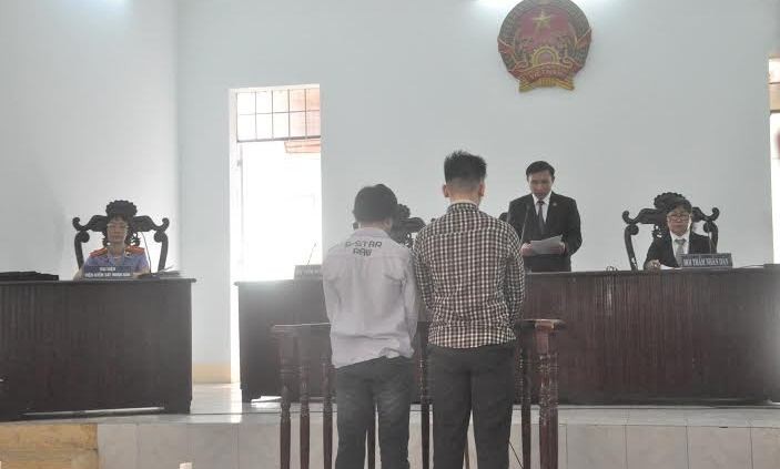 Hai bị cáo trong vụ án cướp giật bánh mì bị tòa án tuyên phạt tù. Ảnh Việt Văn.