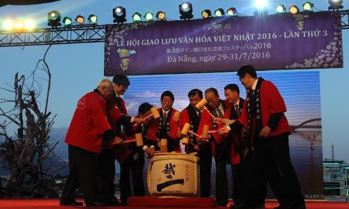 Các đại biểu thực hiện nghi lễ đập rượu truyền thống Nhật Bản để khai mạc Lễ hội giao lưu văn hóa Việt – Nhật lần thứ 3. Ảnh: Giang Thanh.
