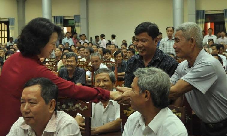 Chủ tịch Quốc hội Nguyễn Thị Kim Ngân bắt tay cử tri.