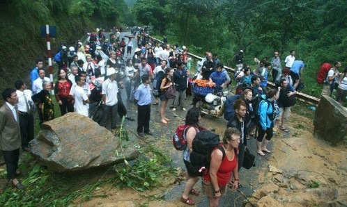 Nhiều du khách bị kẹt lại trên tuyến Lào Cai - Sa Pa. Ảnh: Otofun.