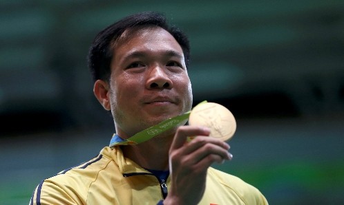 Tấm HC vàng Olympic là phần thưởng cho những nỗ lực không mệt mỏi của Hoàng Xuân Vinh. Ảnh: Reuters.