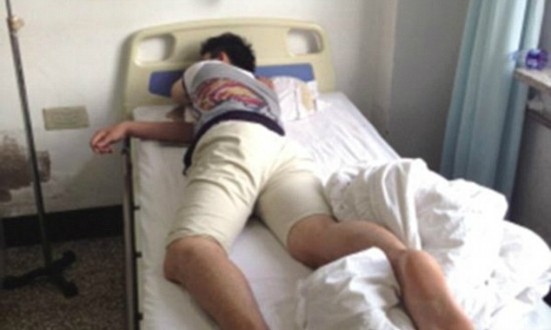 Anh Wang nằm theo dõi tại bệnh viện sau ca phẫu thuật nhầm.