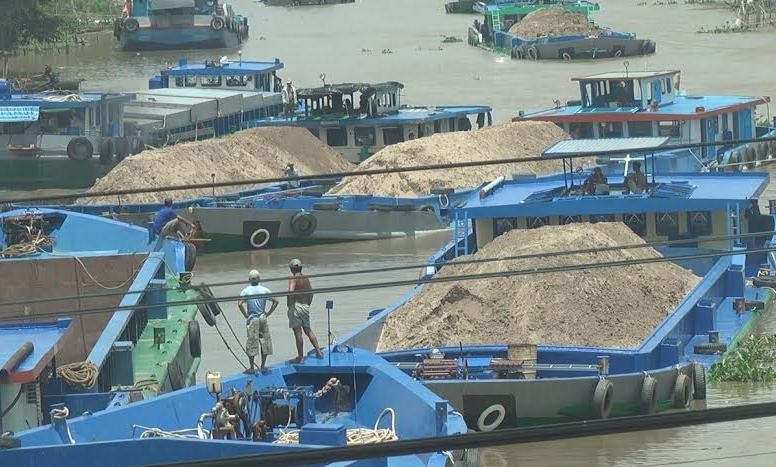 Nhiều tàu thuyền trọng tải lớn bị mắc cạn trên kênh Đồng Tiến.