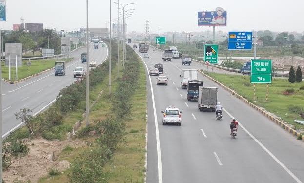 Cao tốc chưa đạt chuẩn và ô tô vẫn đi chung với xe máy, theo lãnh đạo tỉnh Bắc Ninh là nguyên nhân tăng tai nạn. Ảnh: Anh Trọng.