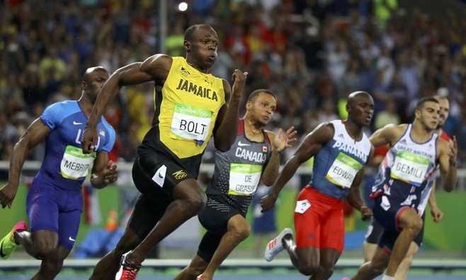 Trên đường chạy chung kết 200m, Bolt vẫn xuất phát không tốt, với 0,156 giây, chậm thứ tư trong tám VĐV chạy chung kết. Nhưng khác với phần thi bán kết, anh nhanh chóng bứt lên để chiếm thế thượng phong. 
