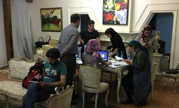 Nhóm làm phim đang chuẩn bị cho buổi chiếu phim ở đại sứ quán Việt Nam tại Iran.