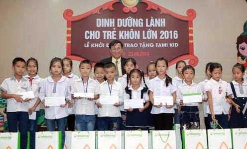 Ông Ngô Văn Tụ, Giám đốc Quỹ khuyến học Sữa đậu nành Việt Nam – Giám đốc điều hành Vinasoy trao tặng những suất học bổng cho các em học sinh tỉnh Bắc Giang.