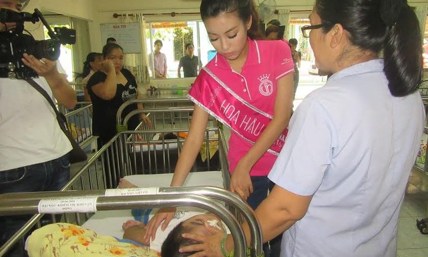 Hoa hậu Đỗ Mỹ Linh hỏi thăm sức khỏe của bé Nguyễn Giang Sơn bị bệnh bại não và liệt.