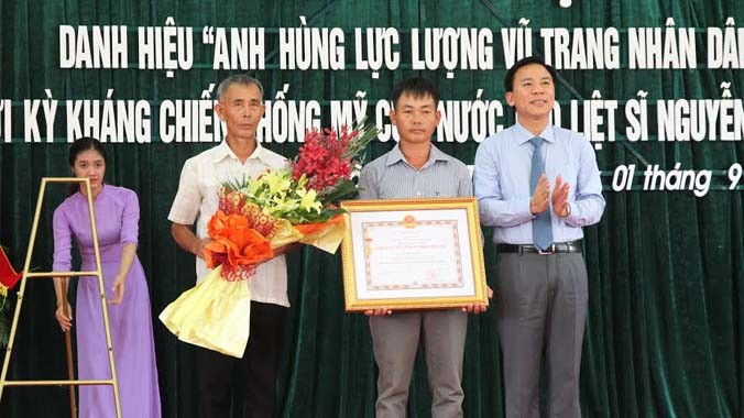 Truy tặng danh hiệu Anh hùng lực lượng vũ trang cho anh hùng liệt sĩ Nguyễn Bá Ngọc. Ảnh: Hoàng Lam.