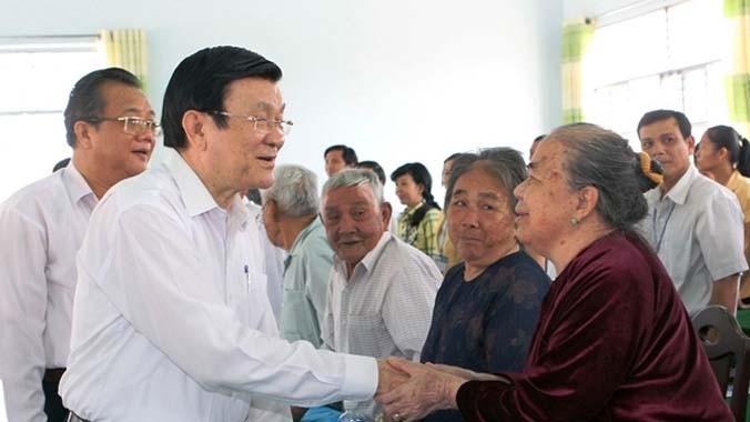 Nguyên Chủ tịch nước Trương Tấn Sang với nhân dân xã nông thôn mới Thiện Nghiệp, TP Phan Thiết (Bình Thuận), tháng 3-2015. Ảnh: NGUYỄN KHANG (TTXVN).