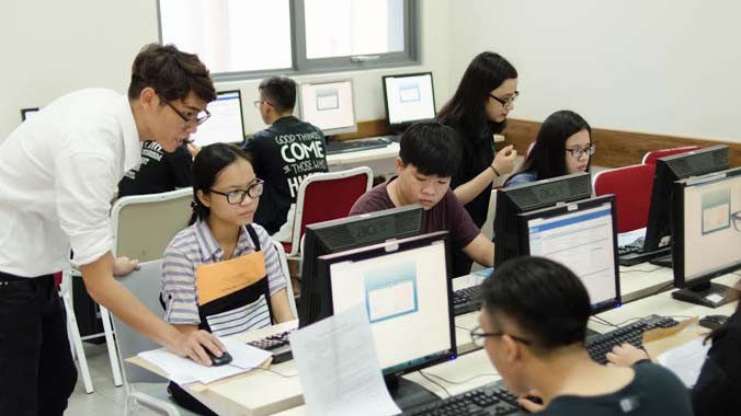 Thí sinh đăng ký xét tuyển trực tuyến vào trường Đại học Hoa Sen.