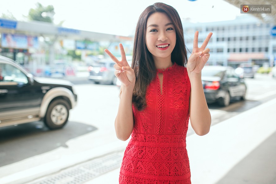 Hoa hậu Đỗ Mỹ Linh lên xe để di chuyển về nhà trên phố Hàng Đào, Hà Nội. Ảnh: Trí thức trẻ.