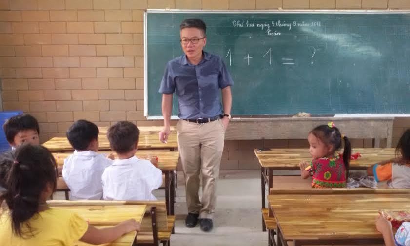 GS.NGô Bảo Châu nói chuyện với học sinh lớp 1A của trường tiểu học Lũng Luông.