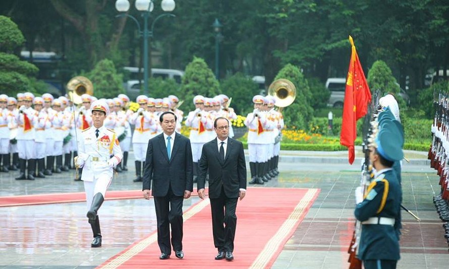 Theo lời mời của Chủ tịch nước Trần Đại Quang, Tổng thống Pháp Francois Hollande đã đến Việt Nam để bắt đầu chuyến thăm cấp Nhà nước từ ngày 5 đến 7/9. 