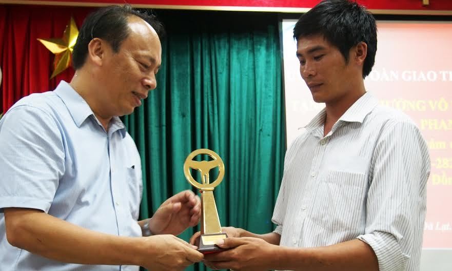 Trước đó, tài xế xe tải Phan Văn Bắc được trao cúp “Vô lăng vàng”.