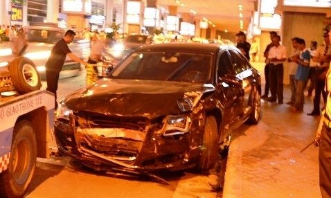 Hiện trường siêu xe gây tai nạn tại sân bay Tân Sơn Nhất.