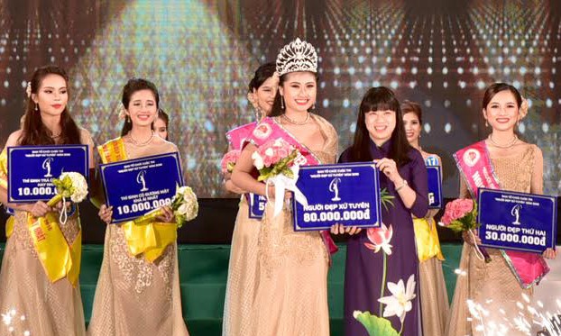 Phó Chủ tịch UBND tỉnh Lê Thị Kim Dung trao vương miện và tiền thưởng cho Người đẹp Xứ Tuyên năm 2016 Lý Thị Hiếu Thục.  Ảnh: Thành Công.