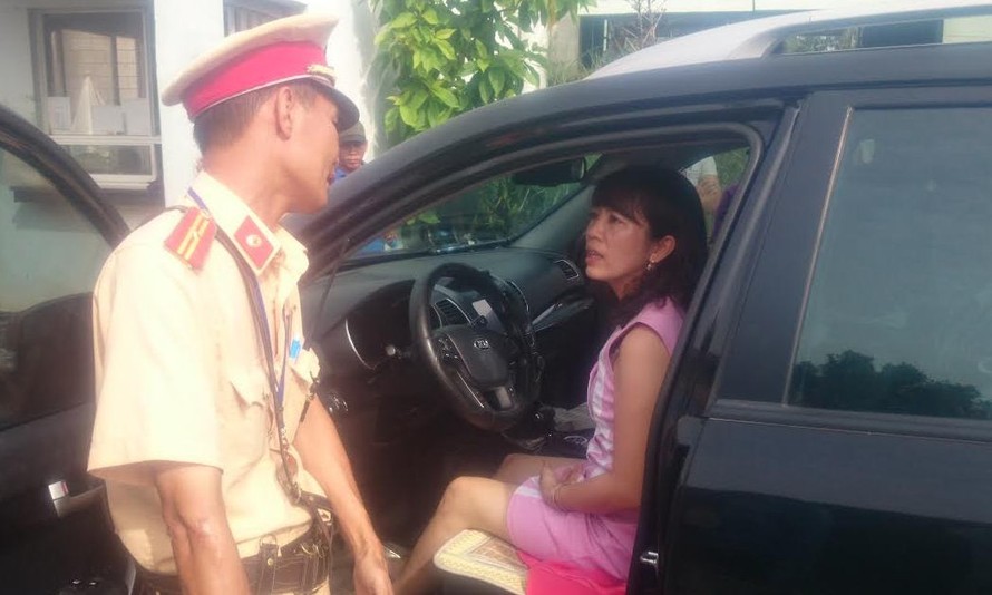 Bà Hà (áo váy hồng) cương quyết ngồi trong xe không chấp hành lệnh CSGT.