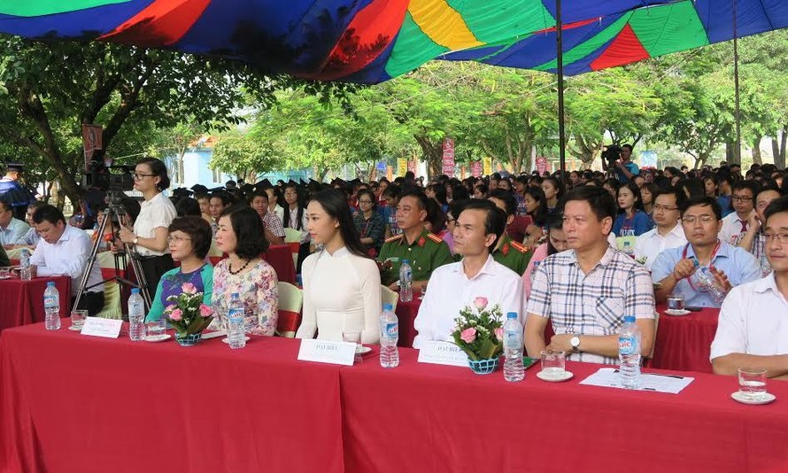 Người đẹp Nhân ái và top 5 Hoa hậu Việt Nam năm 2016 Phạm Thủy Tiên (giữa), sinh viên K54 Cơ sở Hà Nội cũng tham dự buổi lễ khai giảng tại Quảng Ninh.