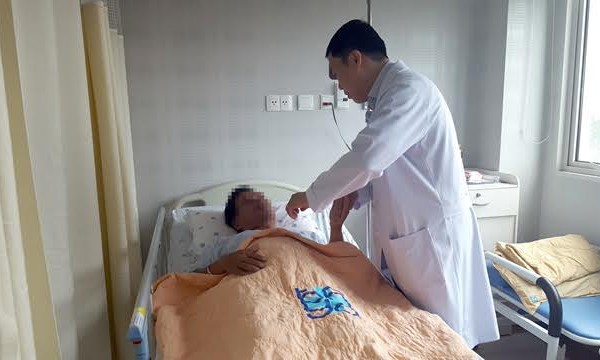 Bác sĩ thăm hỏi các bệnh nhân hồi phục nhanh sau khi được can thiệp bằng kỹ thuật ARTS. Ảnh do bệnh viện cung cấp.