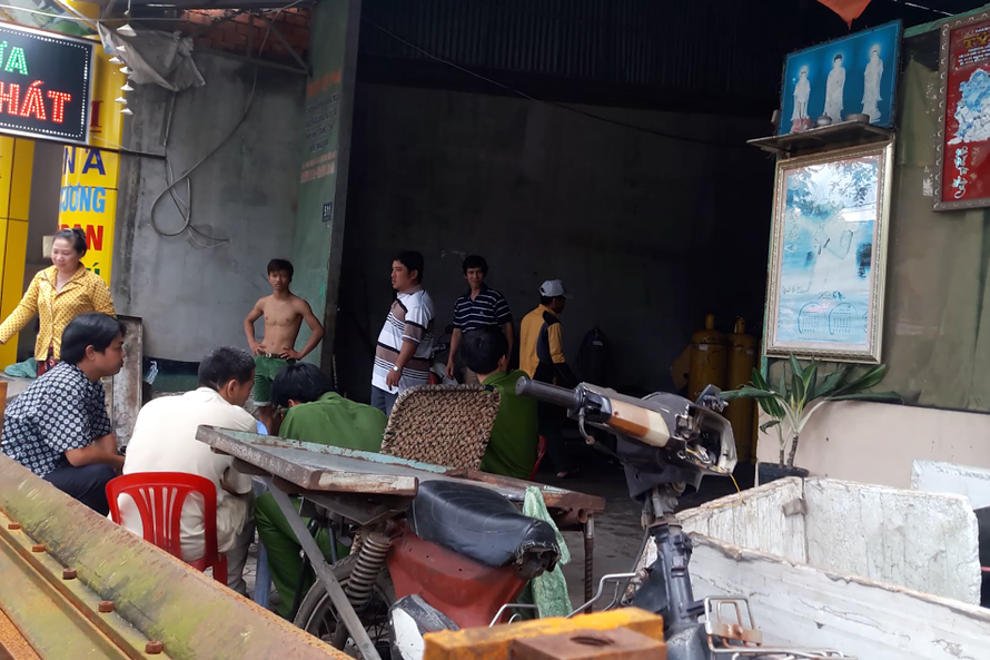 Lực lượng PCCC ứng cứu người dân trpng vụ xả khí thải của Nhà máy sản xuất nước đá Tỷ Phú.