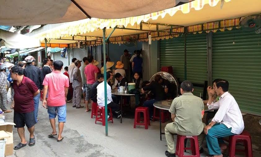 Hiện trường vụ án mạng đau lòng giữa hai gia đình tiểu thương bán trái cây ở chợ Tân Trụ.