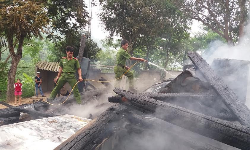 Đám cháy đã thiêu rụi hoàn toàn ngôi nhà sàn là nơi làm việc của UBND xã Hữu Lập (huyện Kỳ Sơn).