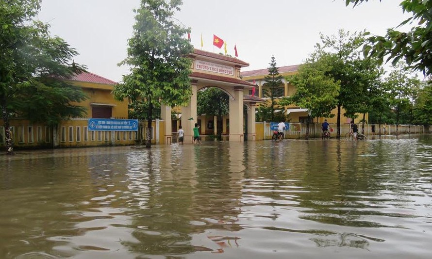 Đến 17h ngày 15/10, một số trường học ở trung tâm thành phố Đồng Hới vẫn còn ngập trong nước. 