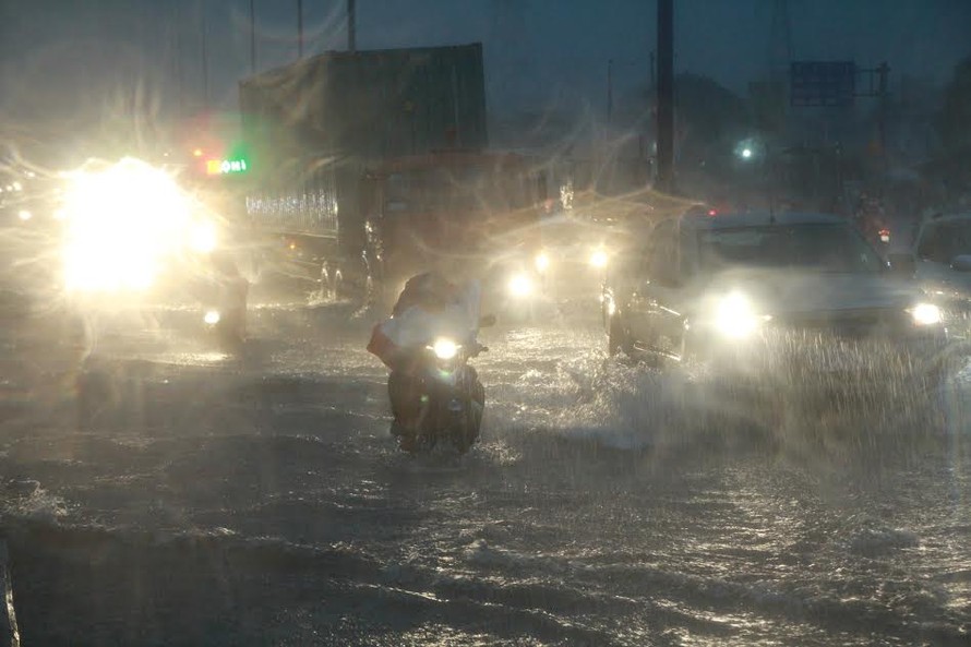 Xa lộ Hà Nội ngập nặng, người dân khốn khổ “bơi” trong mưa tầm tã