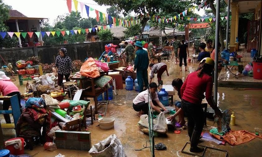 Hà Tĩnh: 10.000 học sinh ở rốn lũ Hương Khê chưa thể đến trường