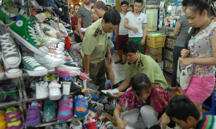 QLTT TPHCM kiểm tra hàng hóa tại nhiều chợ trên địa bàn thành phố.