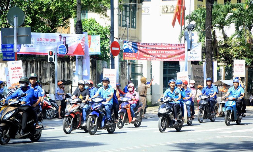 Các đội hình thanh niên tình nguyện, phản ứng nhanh các quận, huyện Đoàn trên địa bàn TPHCM cùng lực lượng CSGT thực hiện công tác tuyên truyền, phổ biến quy định an toàn khi tham gia giao thông trên đường.