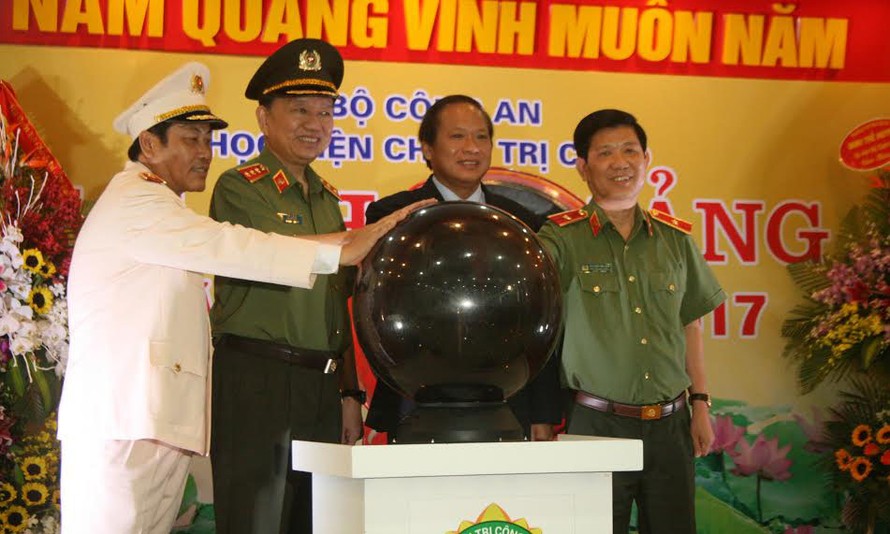Thượng tướng Tô Lâm, Bộ trưởng Bộ công an và ông Trương Minh Tuấn, Bộ trưởng Bộ Thông Tin truyền thông ấn nút khai trương cổng điện tử.