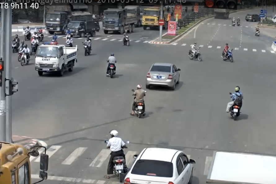 Hình ảnh các phương tiện tham gia giao thông tại nút Cách Mạng Tháng 8 - Nguyễn Hữu Thọ được camera ghi lại. Ảnh cắt từ clip. 