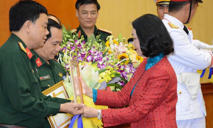 Trưởng ban Dân vận T.Ư Trương Thị Mai trao Bằng khen cho đại diện các tập thể có thành tích tốt trong CTDV.