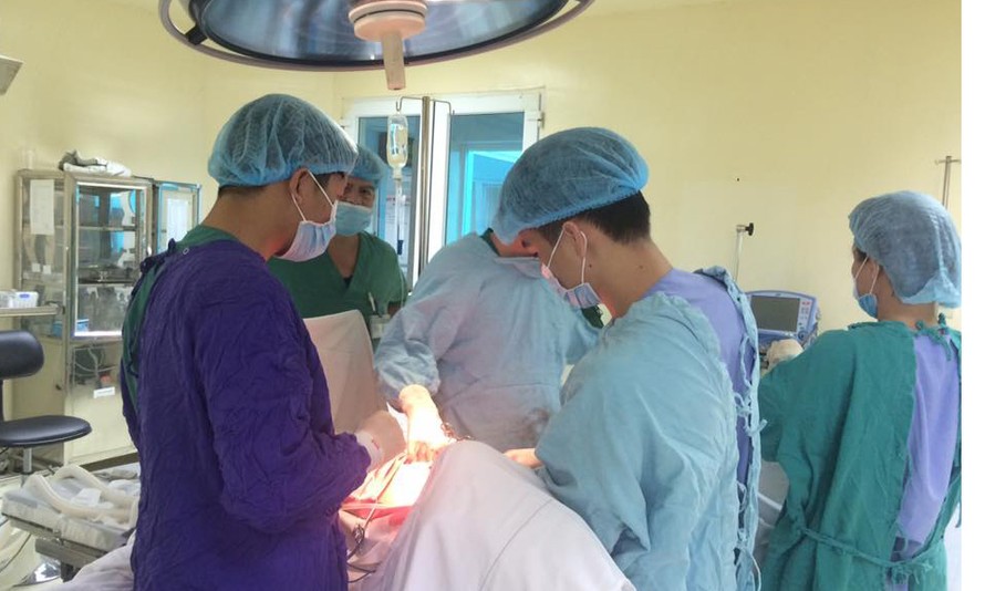 Các bác sĩ bệnh viện Ung bướu Hà Nội tiến hành phẫu thuật lấy khối u 5kg ra khỏi ổ bụng bệnh nhân. 