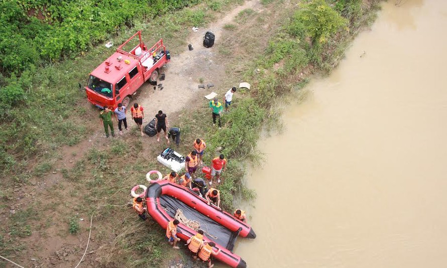 Lực lượng cứu hộ, cứu nạn tiến hành tìm kiếm nạn nhân.