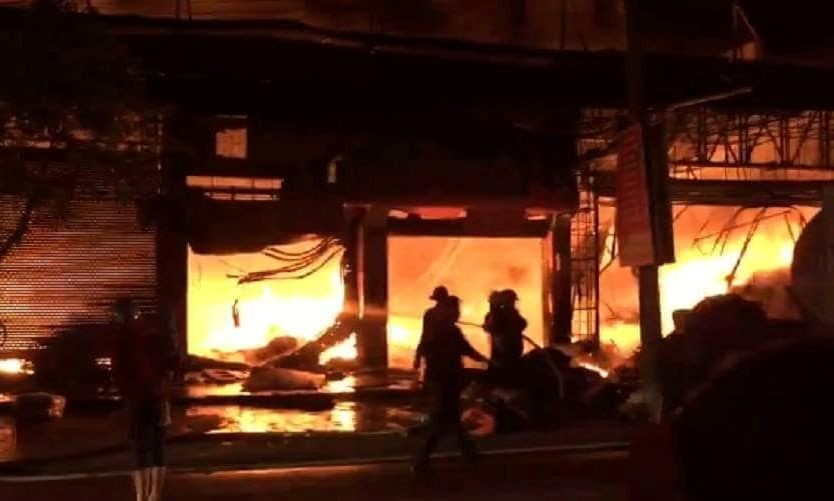 Quảng Ninh: Cháy lớn trong đêm, cửa hàng bị thiêu rụi, xe trơ 
